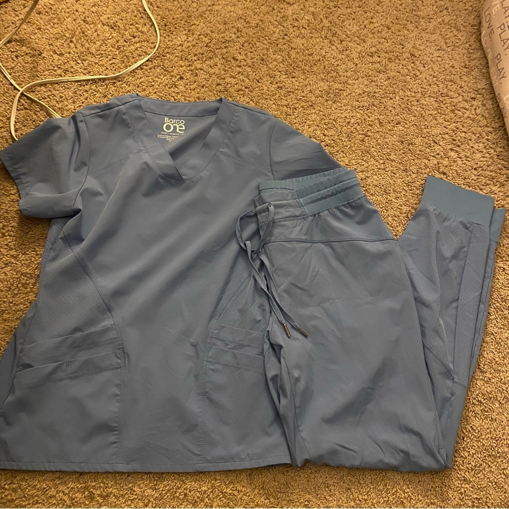 Barco one matching scrub set